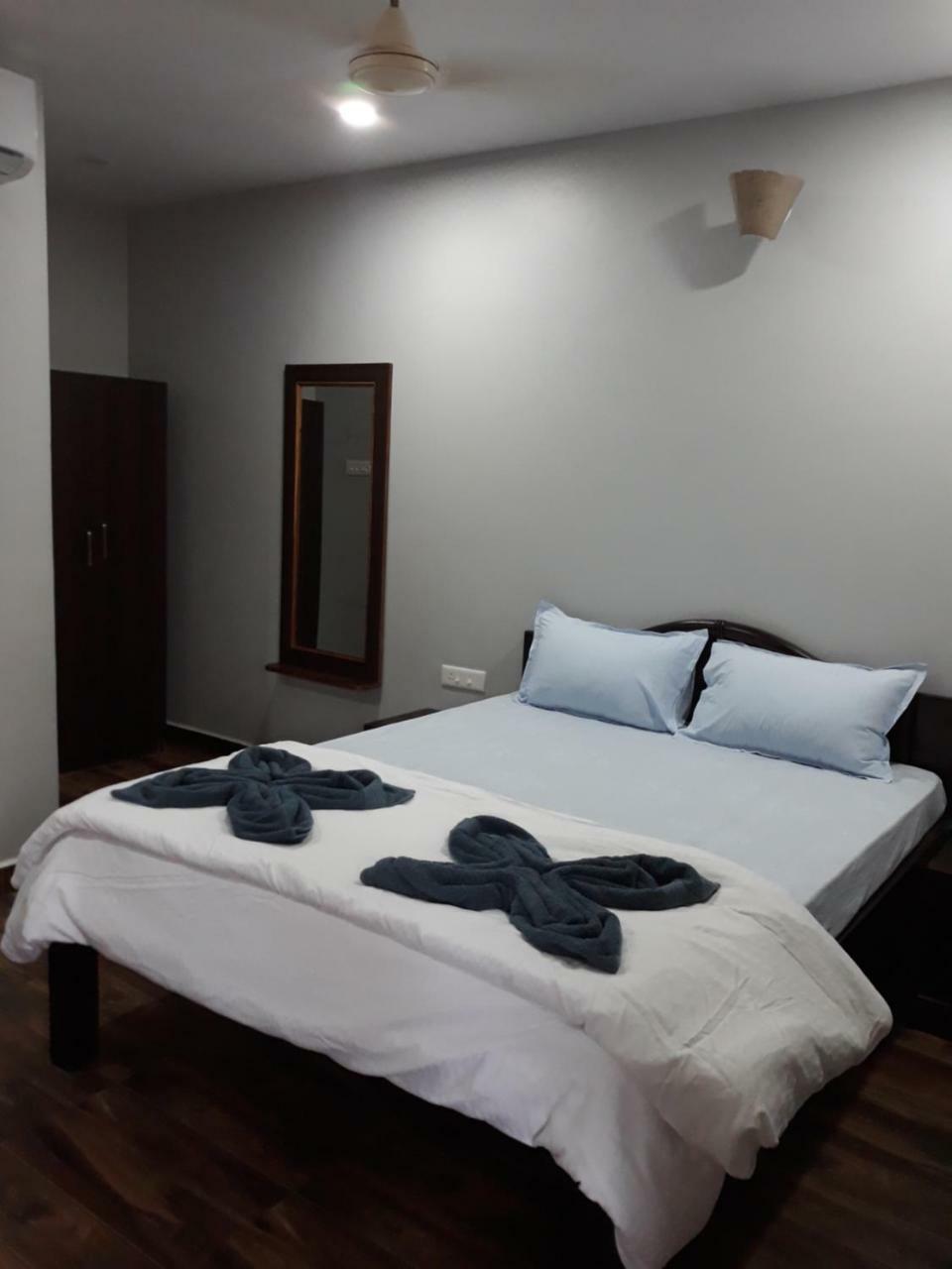 Shawn'S The Morjim Enclave Hotel Buitenkant foto