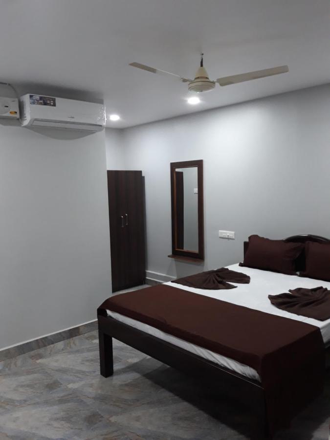 Shawn'S The Morjim Enclave Hotel Buitenkant foto